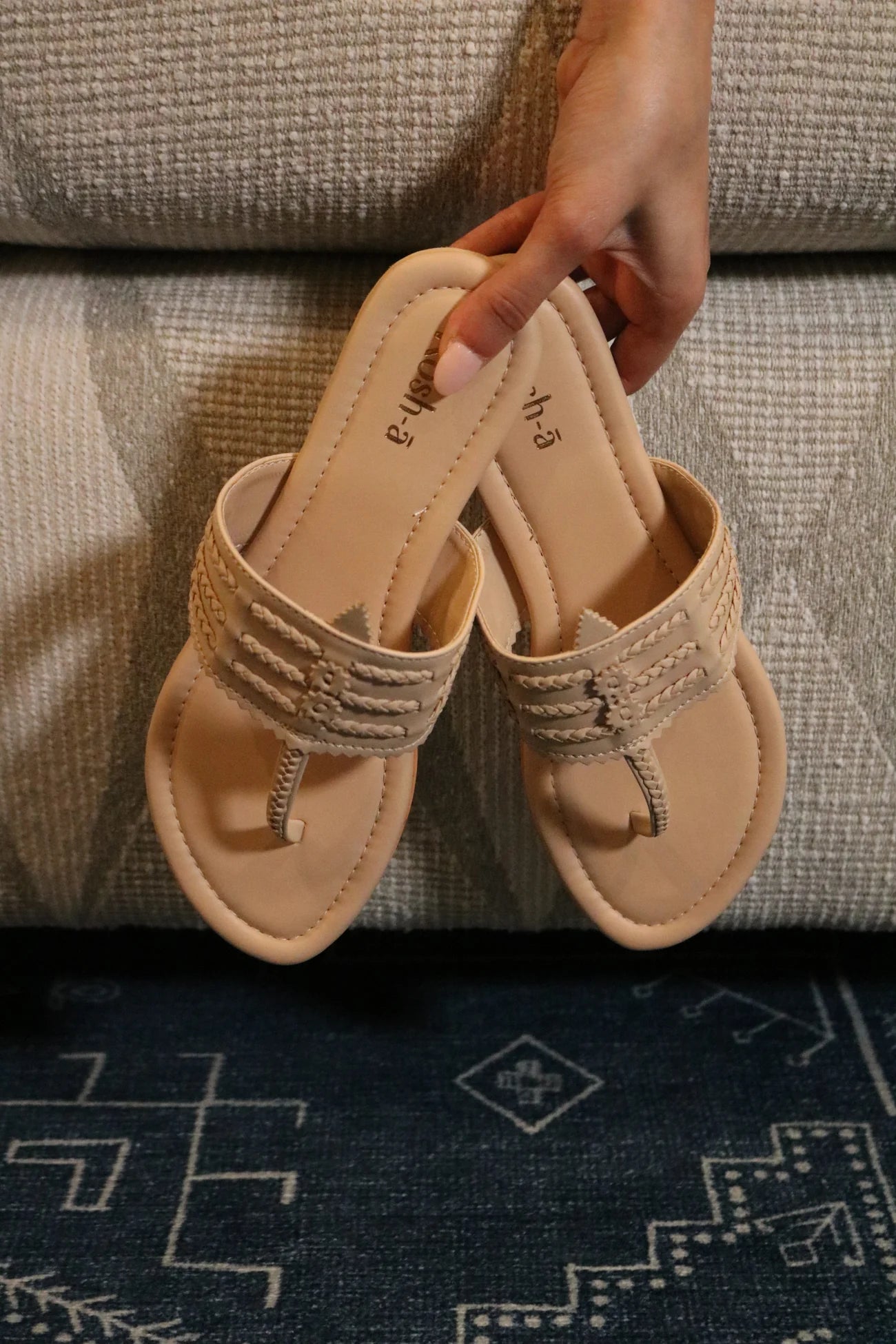 beige flat sandals without toe ring for women